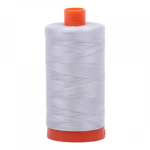 Aurifil 50 wt Tvinni - Litur: Dove