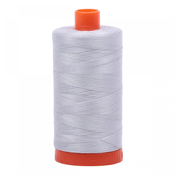 Aurifil 50 wt Tvinni - Litur: Dove