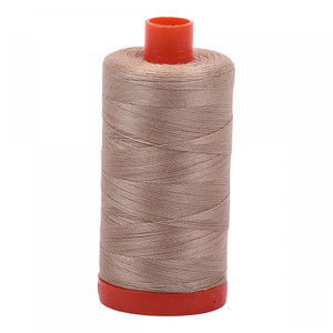 Aurifil 50 wt Tvinni - Litur Sand